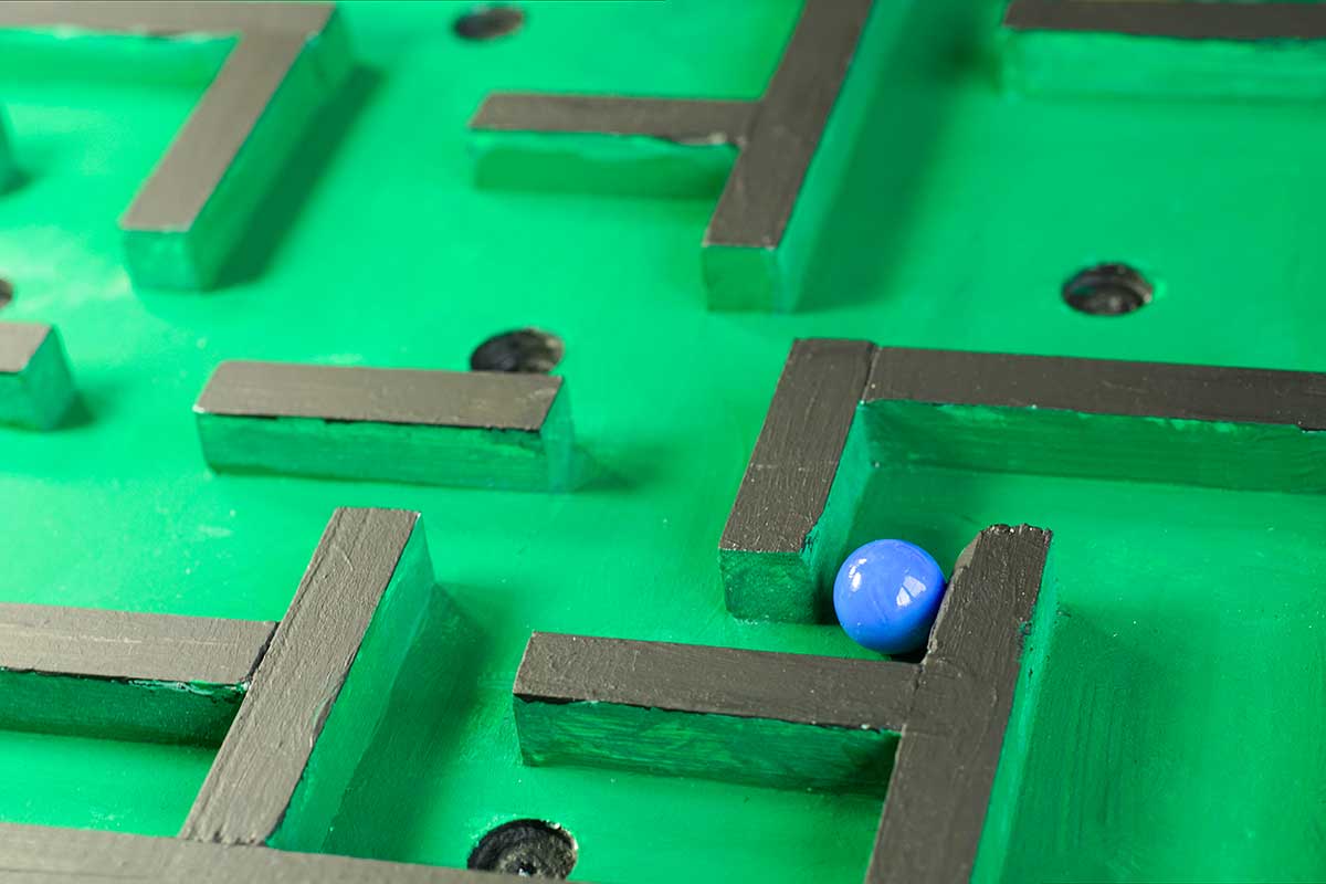 Baue dein eigenes Geschicklichkeitsspiel, ein Murmellabyrinth mit Hilfe von Säge, Schleifpapier und Farbe.  